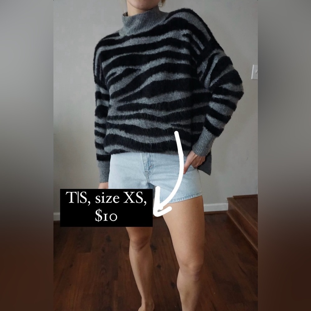 Animal print long sleeve sweater size XS runs big